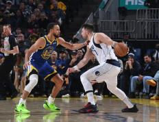 JN体育-东契奇回归赛场，战术调整首场状态亮眼，巴塞罗那观众沸腾！的简单介绍