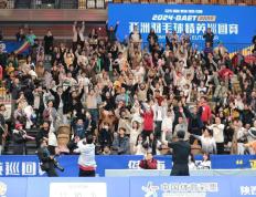 江南体育-公开赛巅峰对决！塞外火狐队险胜塞北青龙队，羽毛球赛场再起波澜；冲刺阶段不容有失(2024羽毛球北极公开赛凤凰比赛视频)