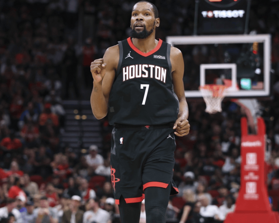 JN体育-杜兰特回归赛场，精彩发挥首场状态亮眼，篮网观众沸腾！的简单介绍